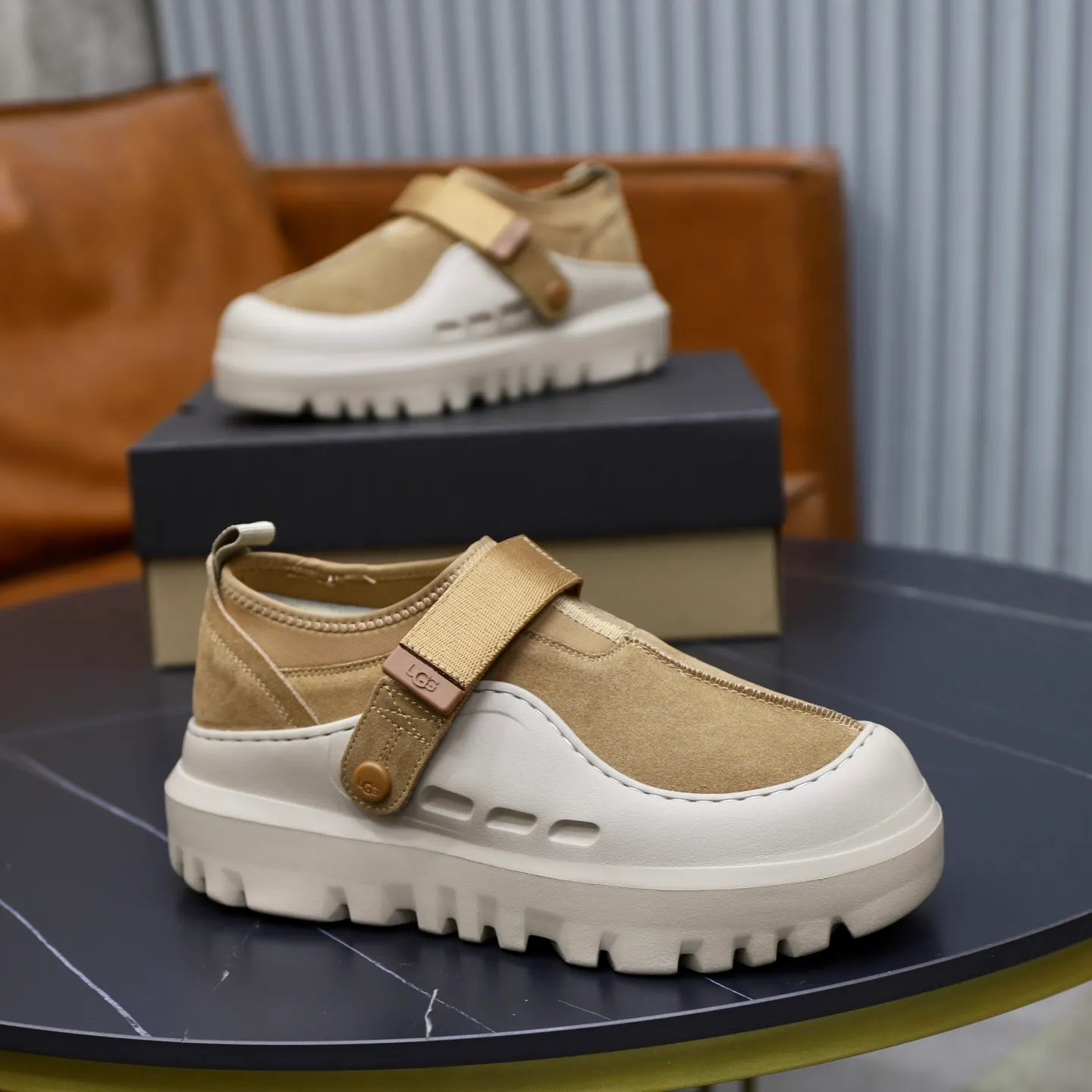 Ex-factory price: 580 for couples👫💰Thick wool imported from Australia Brand: UGG genuine purchasing agent Size: 35-45 (45 customized) Grade: Official website 1:1 Material: First layer of genuine leather waterproof and antifreeze upper Real wool lining Original non-slip and wear-resistant outsole Style category: Men's casual shoes Trendy style Comfortable on the feet Color: Official website color synchronization